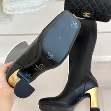CHANE*|小香26A秋冬新品 双C拼接方头金属跟高跟长靴 秋冬鞋柜必有它位置 时髦精闭眼入不亏 解锁秋冬穿搭万能密码 CHANE*|小香26A秋冬新品 双C拼接方头金属跟高跟长靴 秋冬鞋柜必有它位置 时髦精闭眼入不亏 解锁秋冬穿搭万能密码