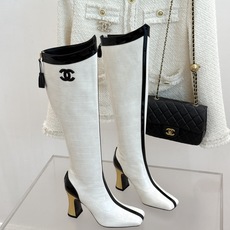 CHANE*|小香26A秋冬新品 双C拼接方头金属跟高跟长靴 秋冬鞋柜必有它位置 时髦精闭眼入不亏 解锁秋冬穿搭万能密码 CHANE*|小香26A秋冬新品 双C拼接方头金属跟高跟长靴 秋冬鞋柜必有它位置 时髦精闭眼入不亏 解锁秋冬穿搭万能密码