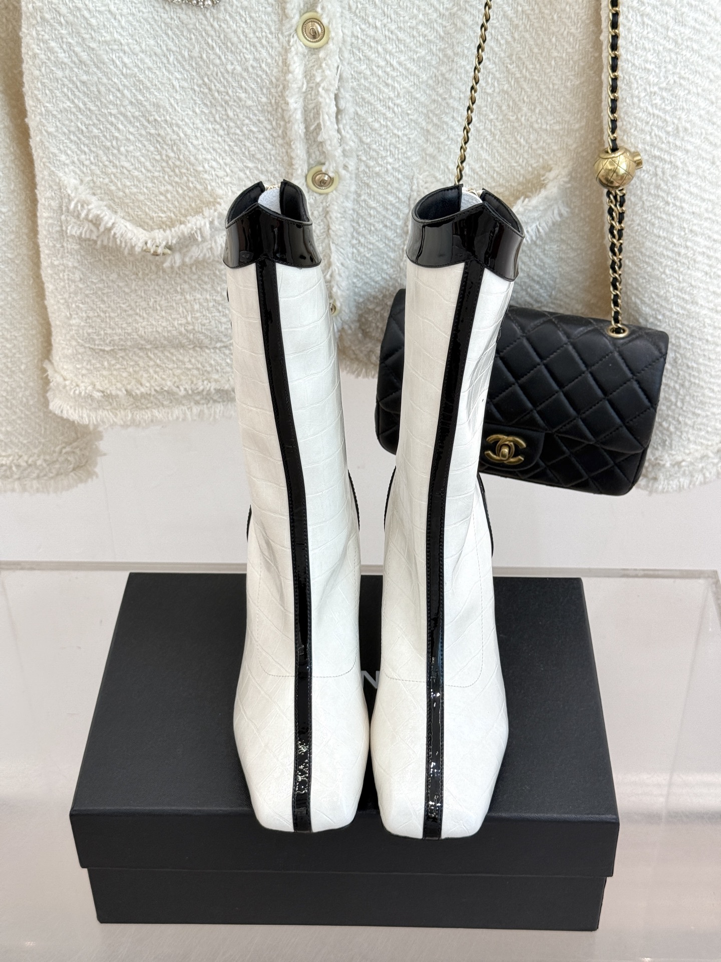 CHANE*|小香26A秋冬新品 双C拼接方头金属跟高跟长靴 秋冬鞋柜必有它位置 时髦精闭眼入不亏 解锁秋冬穿搭万能密码 CHANE*|小香26A秋冬新品 双C拼接方头金属跟高跟长靴 秋冬鞋柜必有它位置 时髦精闭眼入不亏 解锁秋冬穿搭万能密码