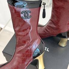 CHANE*|小香26A秋冬新品 双C拼接方头金属跟高跟长靴 秋冬鞋柜必有它位置 时髦精闭眼入不亏 解锁秋冬穿搭万能密码 CHANE*|小香26A秋冬新品 双C拼接方头金属跟高跟长靴 秋冬鞋柜必有它位置 时髦精闭眼入不亏 解锁秋冬穿搭万能密码