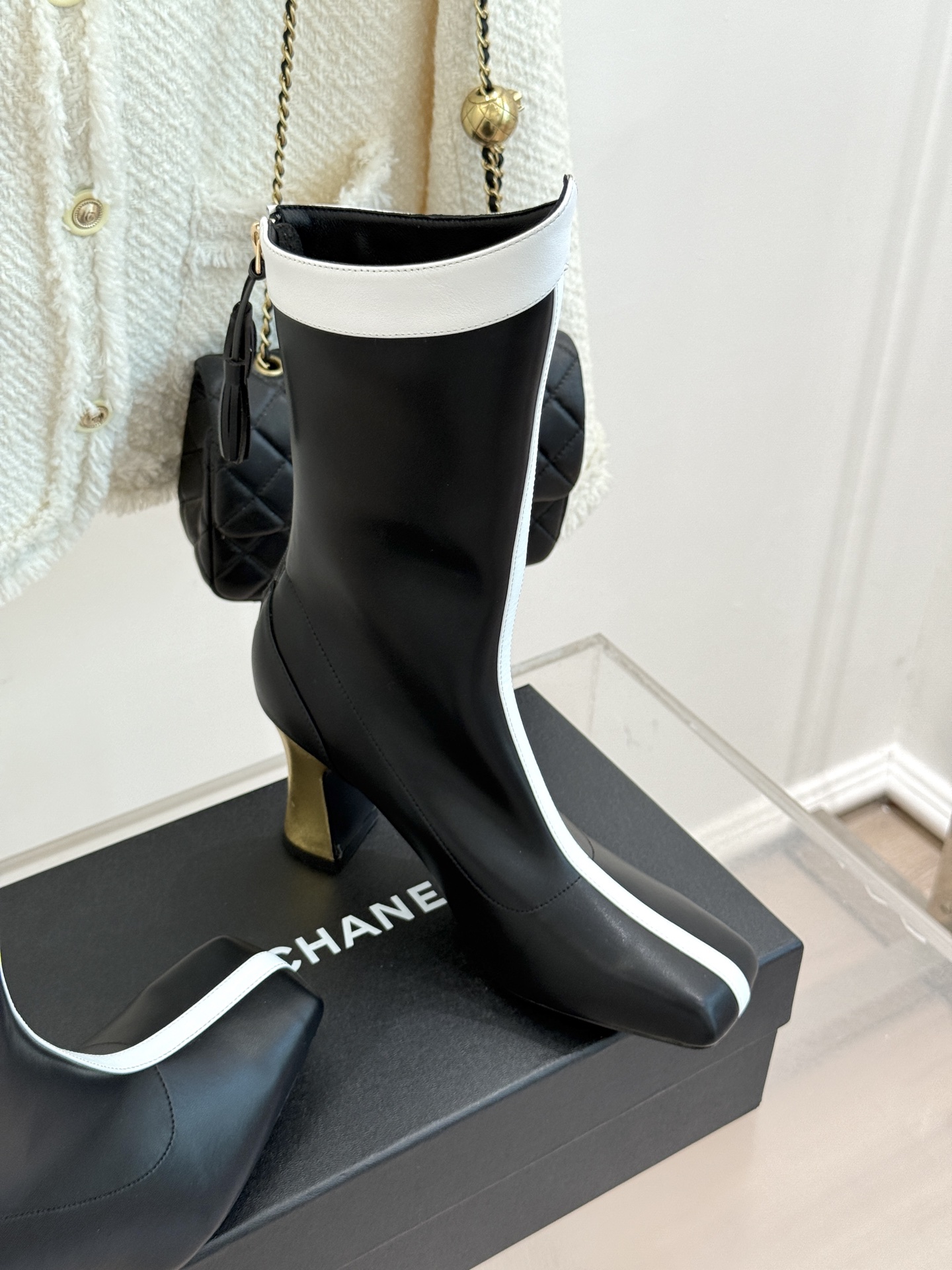 CHANE*|小香26A秋冬新品 双C拼接方头金属跟高跟长靴 秋冬鞋柜必有它位置 时髦精闭眼入不亏 解锁秋冬穿搭万能密码 CHANE*|小香26A秋冬新品 双C拼接方头金属跟高跟长靴 秋冬鞋柜必有它位置 时髦精闭眼入不亏 解锁秋冬穿搭万能密码