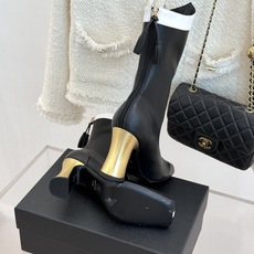 CHANE*|小香26A秋冬新品 双C拼接方头金属跟高跟长靴 秋冬鞋柜必有它位置 时髦精闭眼入不亏 解锁秋冬穿搭万能密码 CHANE*|小香26A秋冬新品 双C拼接方头金属跟高跟长靴 秋冬鞋柜必有它位置 时髦精闭眼入不亏 解锁秋冬穿搭万能密码