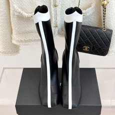 CHANE*|小香26A秋冬新品 双C拼接方头金属跟高跟长靴 秋冬鞋柜必有它位置 时髦精闭眼入不亏 解锁秋冬穿搭万能密码 CHANE*|小香26A秋冬新品 双C拼接方头金属跟高跟长靴 秋冬鞋柜必有它位置 时髦精闭眼入不亏 解锁秋冬穿搭万能密码