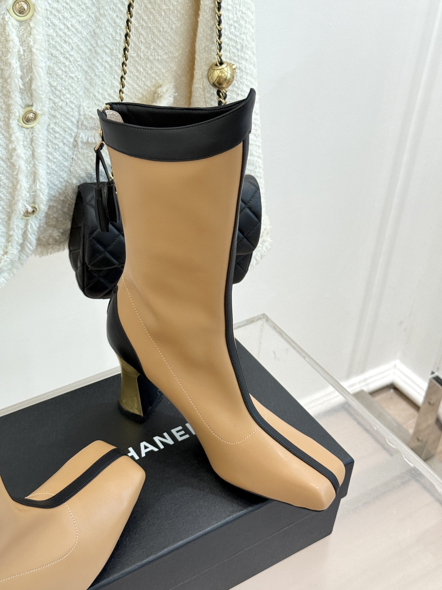 CHANE*|小香26A秋冬新品 双C拼接方头金属跟高跟长靴 秋冬鞋柜必有它位置 时髦精闭眼入不亏 解锁秋冬穿搭万能密码 CHANE*|小香26A秋冬新品 双C拼接方头金属跟高跟长靴 秋冬鞋柜必有它位置 时髦精闭眼入不亏 解锁秋冬穿搭万能密码