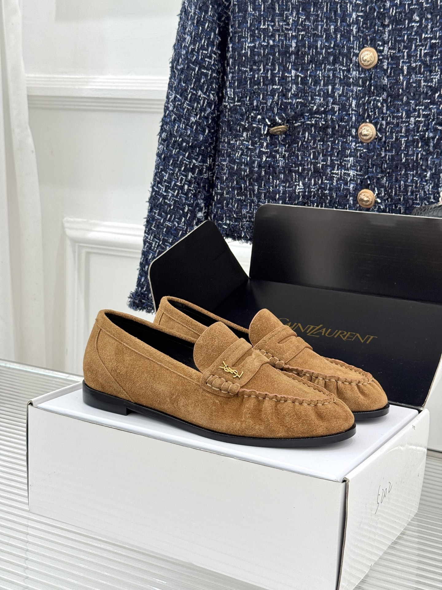 NO:924494,Men's size +20 (with original airplane box) Saint Lauren*YSL Saint Laurent 26WF new product YSL small logo couple's loafers and half slippers. The iconic small logo is the soul of this pair of shoes. It is presented on the shoe body in a low-key and exquisite manner. Different from the big and flamboyant logo, it is quiet but eye-catching. It outlines YSL's unique fashion DNA with simple lines and inadvertently reveals the profound heritage of the brand. The classic almond-shaped design of the toe cleverly modifies the foot shape.  It visually lengthens the foot line and highlights elegance and delicacy. Whether it is paired with simple wide-leg pants or a playful short skirt, it can be easily controlled to show the charm of different styles and become the finishing touch of the style. The fabric is made of original customized leather, the inner pads are all sheepskin, and the Italian imported genuine leather outsole size is 35-39 for women (customized at 34/40/41/42) and 39-44 for men (customized at 45/46/47)  No. 874201607114,loafers,saint laurent,saint laurent,saint laurent,loafers,skirts,sheepskin,Leather soles19860909男码＋20（配原版飞机盒） Saint Lauren*YSL圣罗兰26WF新品 YSL小logo情侣款乐福鞋半拖 标志性的小logo是这双鞋的灵魂所在 以低调而精致的姿态呈现于鞋身之上. 不同于张扬的大标识 它安静却醒目 用简洁线条勾勒出YSL独有的时尚DNA 在不经意间透露出品牌的深厚底蕴 鞋头的经典杏仁形设计 巧妙修饰脚型 在视觉上拉长足部线条 彰显优雅与秀气 . 无论是搭配简约阔腿裤 还是俏皮小短裙 都能轻松驾驭 展现不同风格魅力 成为造型中的点睛之笔. 面料采用原版定制皮料 内里垫脚均为羊皮 意大利进口真皮大底 size女35-39（34/40/41/42定制） 男39-44（45/46/47定制） 编号874201607114,乐福鞋,saint laurent,saint laurent,saint laurent,loafers,skirts,sheepskin,Leather soles,Women's Shoes
