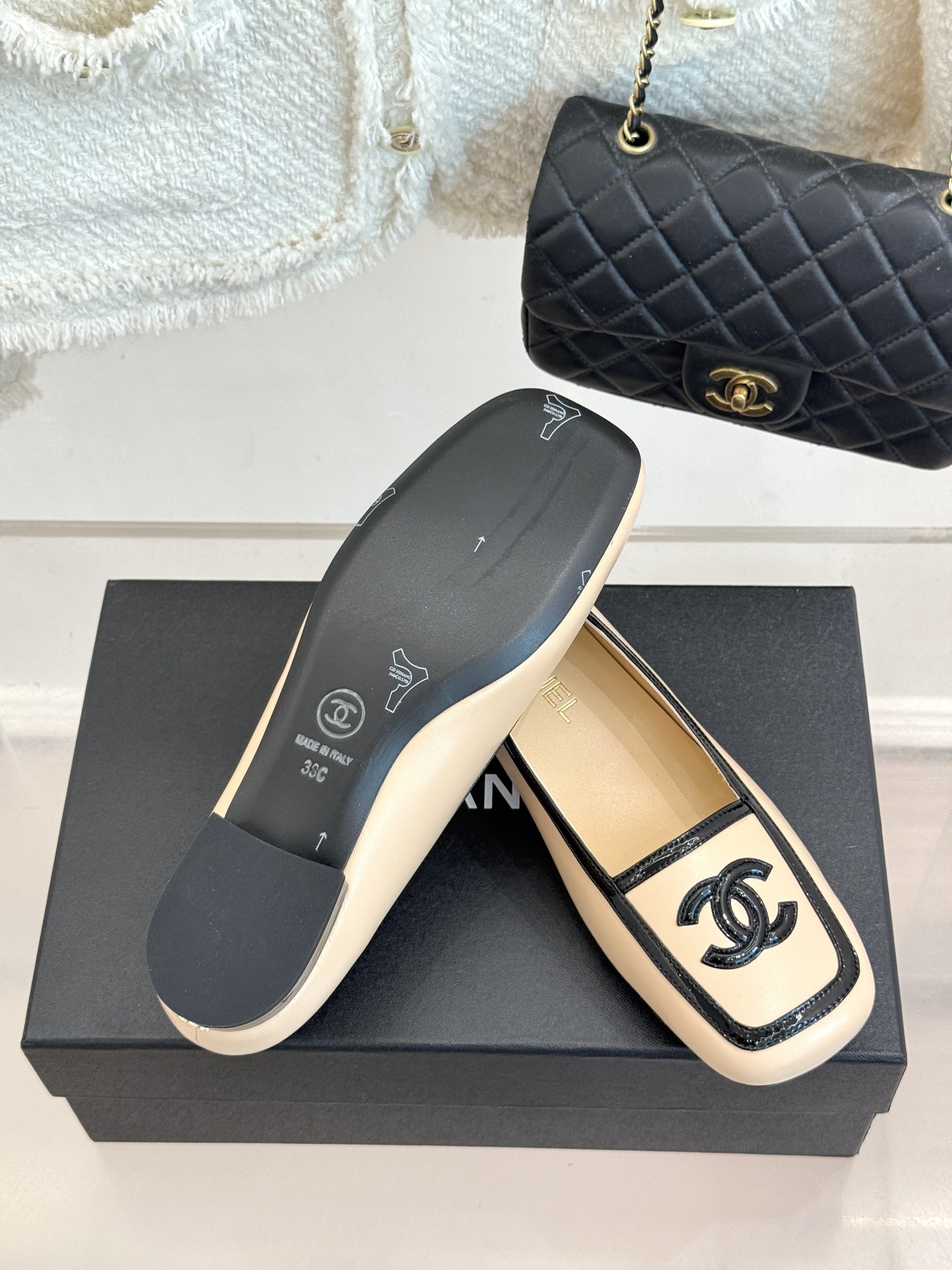 CHANE*|小香26AB新品双C 方头拼接后空凉鞋单鞋 春夏穿搭的宝藏单品 时髦精们人手必备 闭眼入绝不踩雷 满是法式 CHANE*|小香26AB新品双C 方头拼接后空凉鞋单鞋 春夏穿搭的宝藏单品 时髦精们人手必备 闭眼入绝不踩雷 满是法式