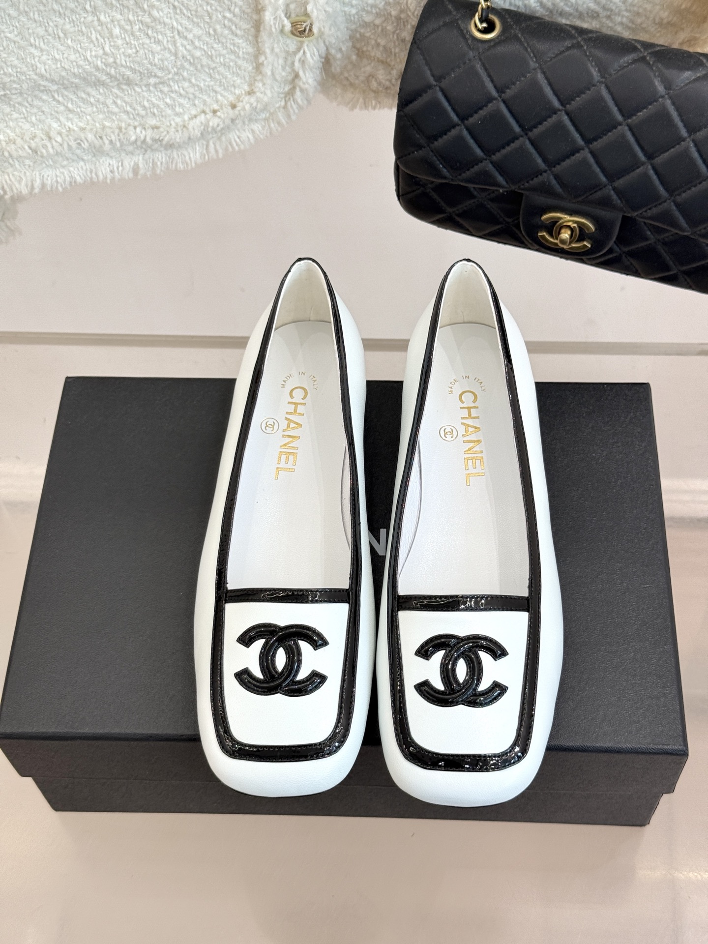 CHANE*|小香26AB新品双C 方头拼接后空凉鞋单鞋 春夏穿搭的宝藏单品 时髦精们人手必备 闭眼入绝不踩雷 满是法式 CHANE*|小香26AB新品双C 方头拼接后空凉鞋单鞋 春夏穿搭的宝藏单品 时髦精们人手必备 闭眼入绝不踩雷 满是法式
