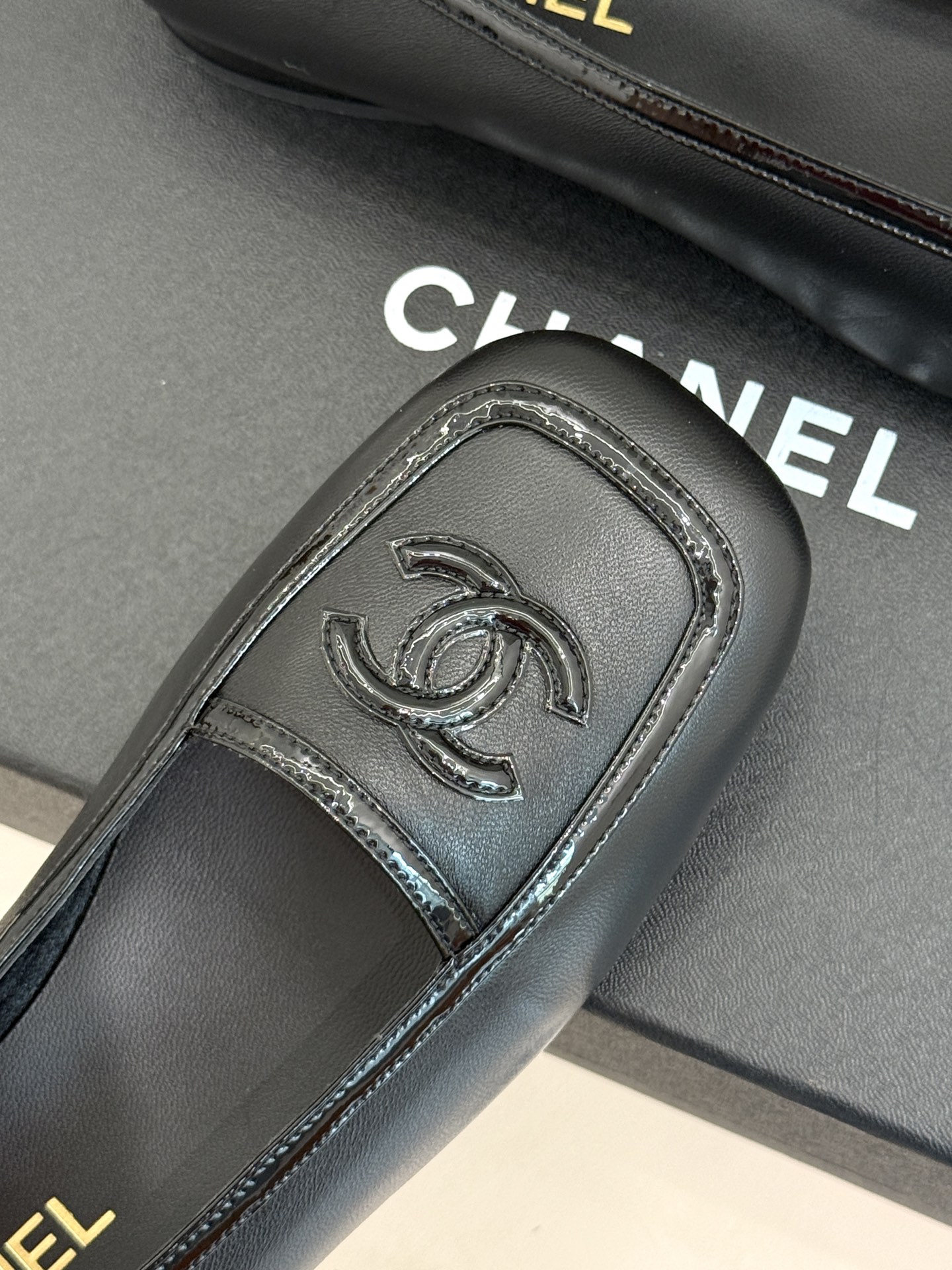 CHANE*|小香26AB新品双C 方头拼接后空凉鞋单鞋 春夏穿搭的宝藏单品 时髦精们人手必备 闭眼入绝不踩雷 满是法式 CHANE*|小香26AB新品双C 方头拼接后空凉鞋单鞋 春夏穿搭的宝藏单品 时髦精们人手必备 闭眼入绝不踩雷 满是法式