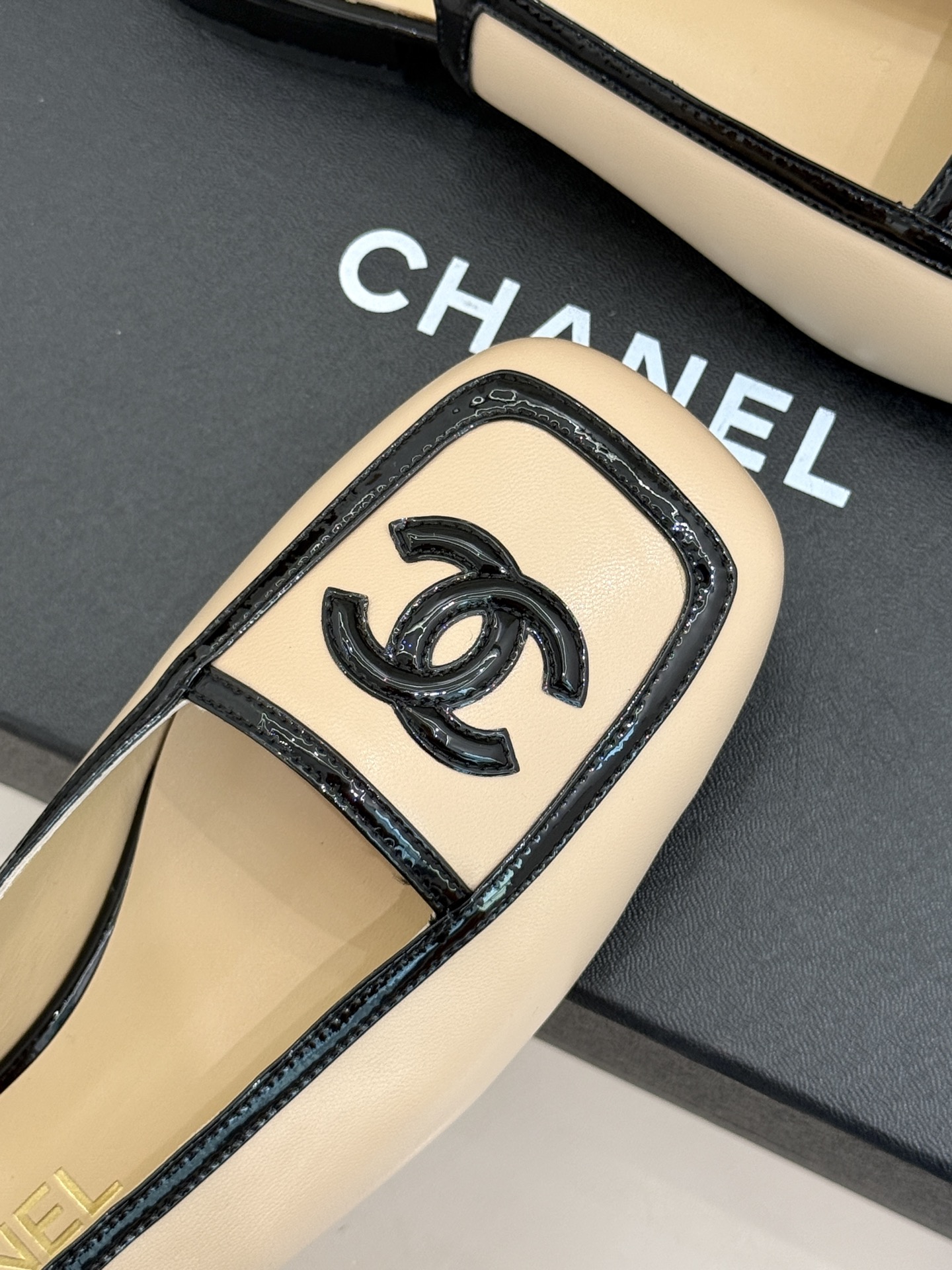 CHANE*｜小香26AB新品双C 方头拼接后空凉鞋单鞋 春夏穿搭的宝藏单品 时髦精们人手必备 闭眼入绝不踩雷 满是法式