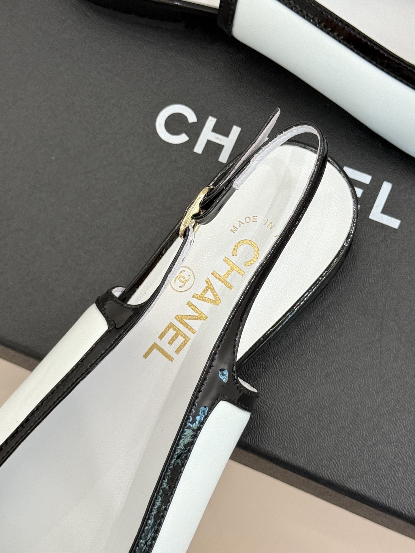 CHANE*|小香26AB新品双C 方头拼接后空凉鞋单鞋 春夏穿搭的宝藏单品 时髦精们人手必备 闭眼入绝不踩雷 满是法式 CHANE*|小香26AB新品双C 方头拼接后空凉鞋单鞋 春夏穿搭的宝藏单品 时髦精们人手必备 闭眼入绝不踩雷 满是法式