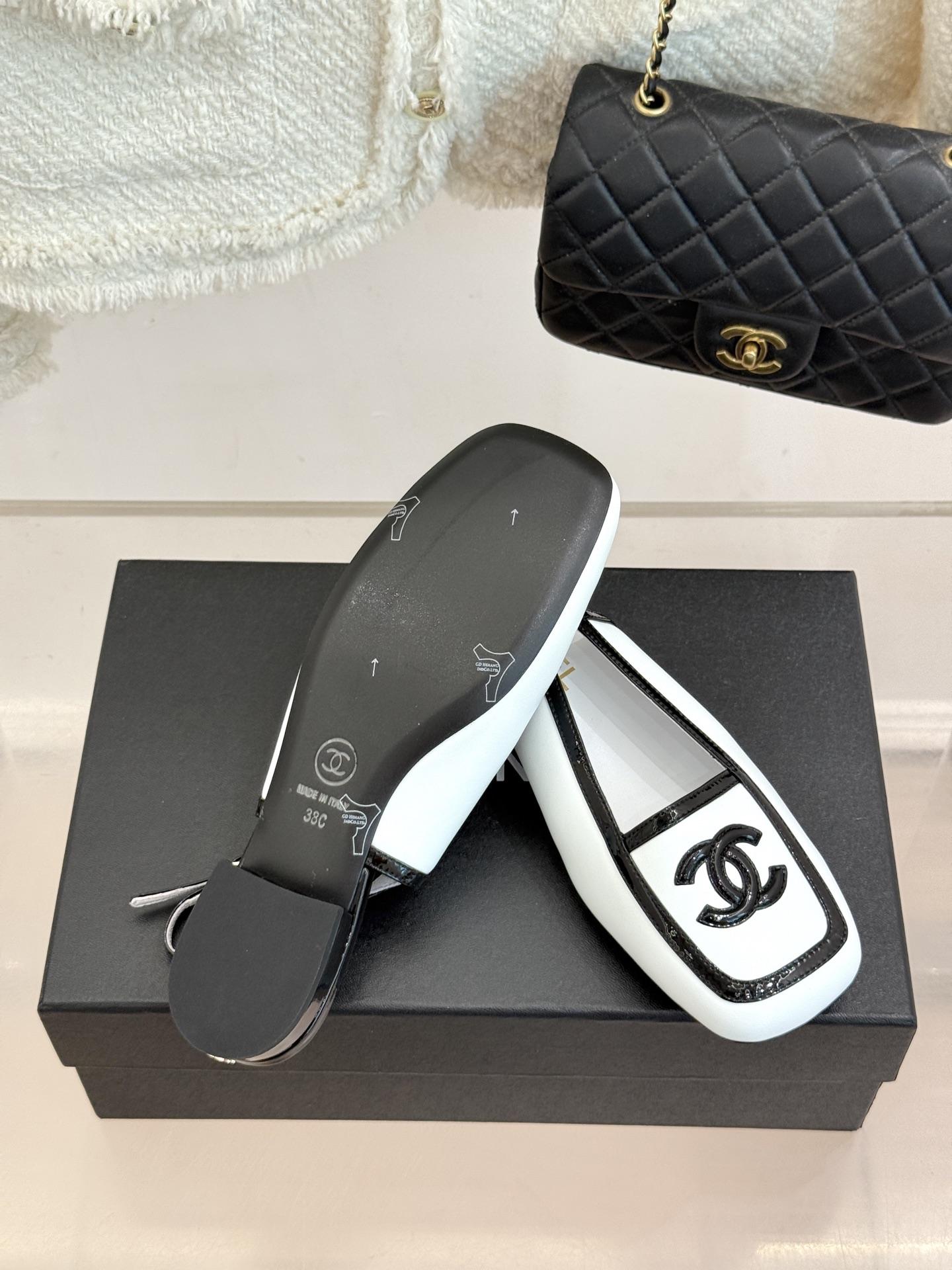 CHANE*|小香26AB新品双C 方头拼接后空凉鞋单鞋 春夏穿搭的宝藏单品 时髦精们人手必备 闭眼入绝不踩雷 满是法式 CHANE*|小香26AB新品双C 方头拼接后空凉鞋单鞋 春夏穿搭的宝藏单品 时髦精们人手必备 闭眼入绝不踩雷 满是法式