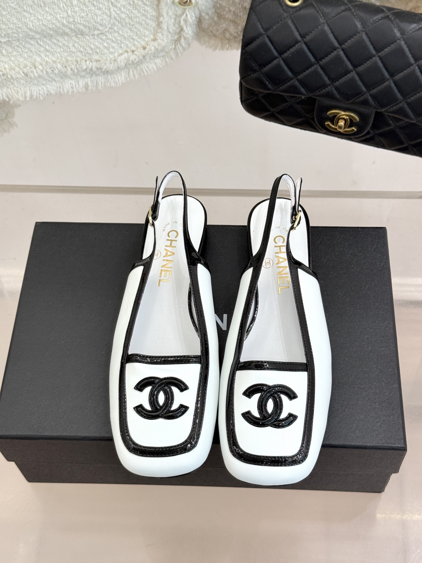 CHANE*|小香26AB新品双C 方头拼接后空凉鞋单鞋 春夏穿搭的宝藏单品 时髦精们人手必备 闭眼入绝不踩雷 满是法式 CHANE*|小香26AB新品双C 方头拼接后空凉鞋单鞋 春夏穿搭的宝藏单品 时髦精们人手必备 闭眼入绝不踩雷 满是法式