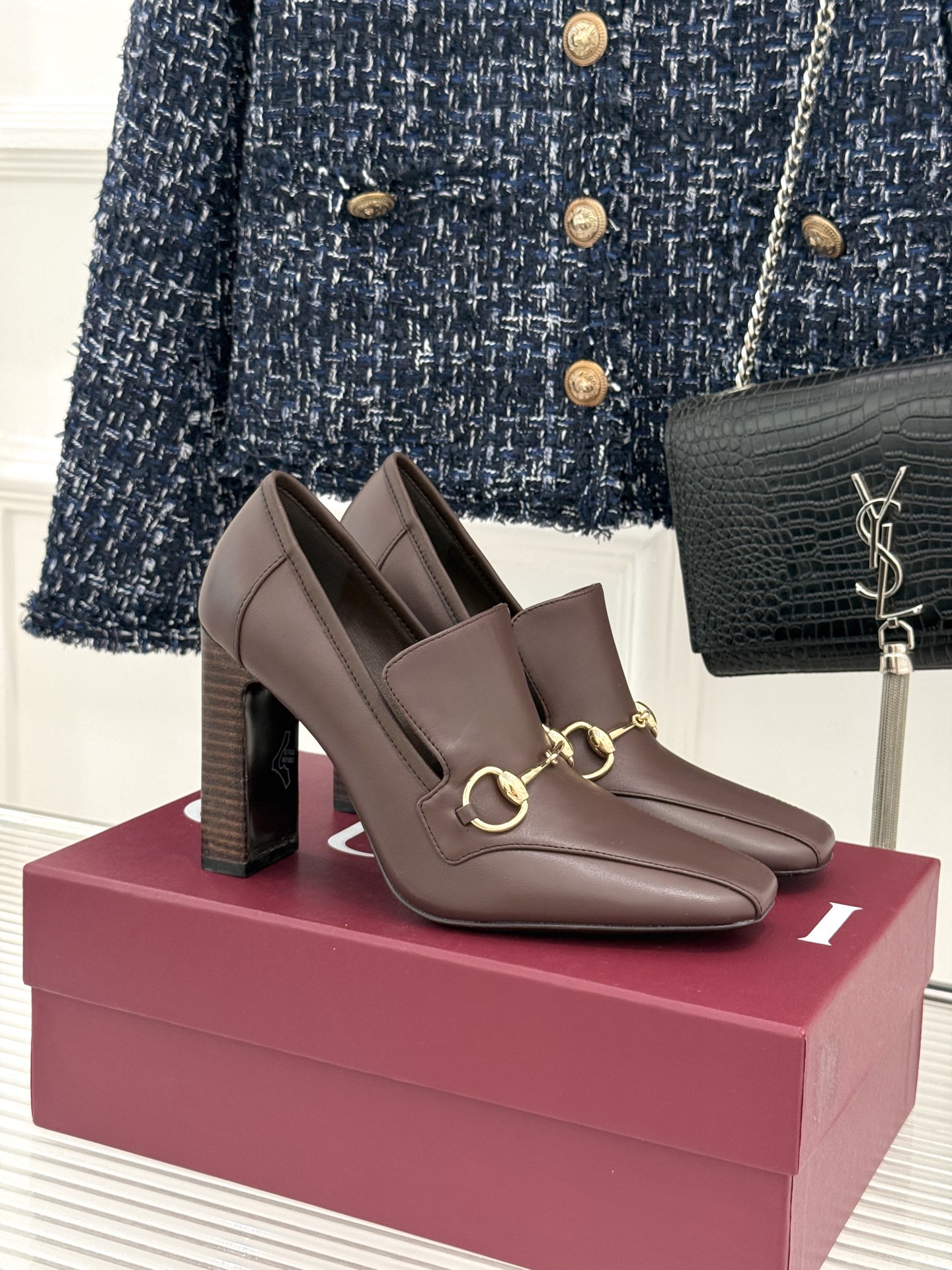 NO:924486,Gucci/Gucci 26WF new horsebit presbyopic thick heel high-heeled shoes. The retro elegance directly fills the foot. The upper foot becomes rich in seconds. The classic GG presbyopia covers the entire upper. The metal horsebit is the finishing touch. The Italian craftsmanship is excellent. There are surprises in every detail. The thick heel design is stable and easy to walk. It is not tiring for commuting and shopping. The square toe and shallow mouth modify the foot shape, making the ankles extra slender. The height is just right to lengthen the leg line, and small people can easily control it.  Pair it with a suit and be smart and sophisticated. Pair it with a skirt and it's gentle and elegant. Pair it with a pair of jeans for daily outings. It's casual and relaxed. It's a must-have shoe for your early spring wardrobe. Don't miss it if you are a fashionista. You won't be disappointed if you get it. Both of you are beautiful and comfortable online. You won't be surprised at all when you close your eyes. Whoever wears this series will look better!  The fabric is made of original customized leather. The lining and tiptoe are all sheepskin. The heel height is 6cm/10cm. The genuine leather outsole imported from Italy is size 35-39 (customized on 40/41/42). No. 96220260714, high-heeled shoes, gucci, gucci, high heels, skirts, jeans, business suit, sheepskin, Leather soles19860909Gucci/古驰26WF新品马衔扣 老花粗跟高跟单鞋 复古贵气感直接拉满 上脚秒变富家千金 经典GG老花铺满整个鞋面 金属马衔扣点睛之笔 意式工艺质感绝佳 细节处处藏着惊喜 粗跟设计稳当又好走路 通勤逛街都不累脚 方头浅口修饰脚型 衬得脚踝格外纤细 高度刚好拉长腿部线条 小个子也能轻松驾驭 搭西装干练又精致 配半裙温柔又优雅 日常出街搭条牛仔裤 随性松弛感直接拉满 早春衣橱必备鞋款 时髦精们别错过 入手绝对不会让你失望 颜值舒适双双在线 闭眼入完全不踩雷 谁穿谁好看系列！ 面料采用原版定制皮料 内里踮脚均为羊皮 跟高6cm/10cm 意大利进口真皮大底 size35-39（40/41/42定制） 编号96220260714,高跟鞋单鞋,gucci,gucci,high heels,skirts,jeans,business suit,sheepskin,Leather soles,Women's Shoes