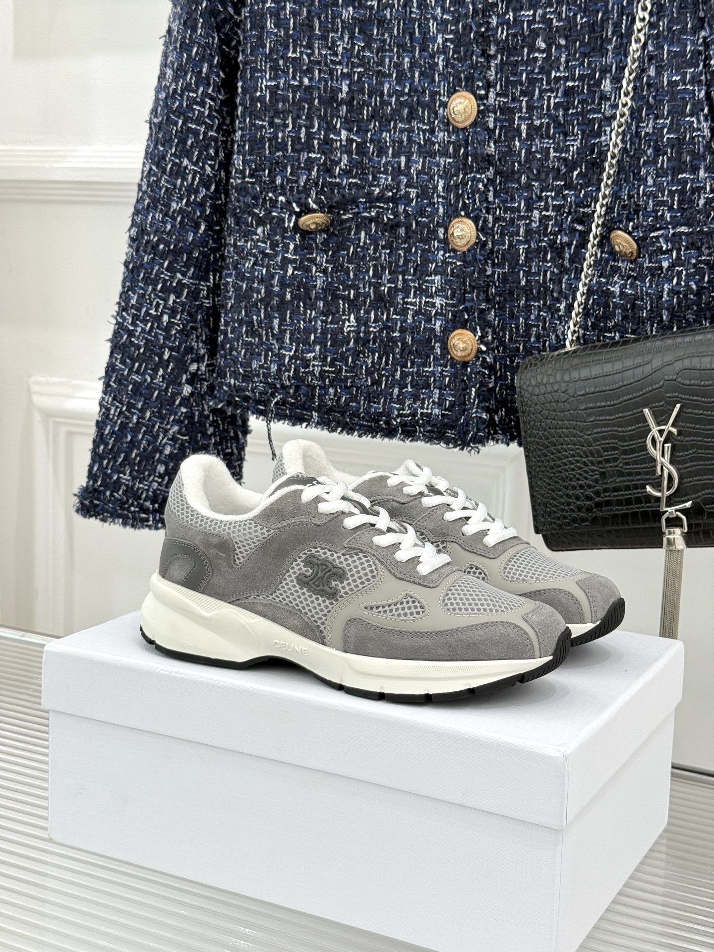 NO:930382,Celine/Celine 26WF new product Arc de Triomphe thick-soled dad shoe sneakers. The Arc de Triomphe logo is low-key and eye-catching. The thick sole quietly elongates the legs. The retro-modern atmosphere is full. The cowhide splicing texture is exquisite and superior. The rubber thick sole is non-slip and wear-resistant. The inner is skin-friendly and easy to walk on. Suitable for daily commuting and running around. It is casual and stylish with jeans. It adds a sweet and cool atmosphere with a short skirt. It instantly adds aura with a windbreaker.  Autumn and winter outfits instantly become high-end. Low-key old-money style is not easy to hit. A treasure in the shoe cabinet, a versatile style. The petty bourgeoisie girl can find the right one with her eyes closed. Both looks and feet are online. Classic styles will never go out of style. Those who know taste can buy them quietly. Buy early and complete the whole autumn and winter. Fashionistas, don’t miss it!  size35-39 (40 customized), casual shoes/sports shoes, celine, celine, sneakers, skirts, cowhide19860909Celine/赛琳26WF新品 凯旋门厚底老爹鞋运动鞋 凯旋门徽标低调吸睛 厚底悄悄拉长腿型 复古摩登氛围感拉满  牛皮拼接质感细腻上乘 橡胶厚底防滑又耐磨 内里亲肤走路不费脚 日常通勤暴走都适配  搭牛仔随性松弛有格调 配短裙甜酷氛围感拉满 搭风衣气场瞬间拉满 秋冬穿搭秒变高级  低调老钱风不容易撞款 鞋柜里的宝藏百搭款 小资女孩闭眼冲就对 颜值脚感双双都在线  经典款穿多久都不过时 懂品味的都悄悄入手 早买早美完一整个秋冬 时髦精们千万别错过！ size35-39（40定制）,休闲鞋/运动鞋,celine,celine,sneakers,skirts,cowhide,Women's Shoes