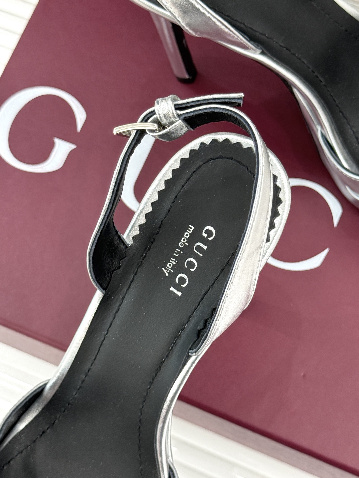 Gucci/古驰26WF新品马衔扣 鱼嘴防水台细跟高跟凉鞋 演绎复古奢华与现代气场的融合之作。 标志性金属马衔扣点缀鱼嘴
