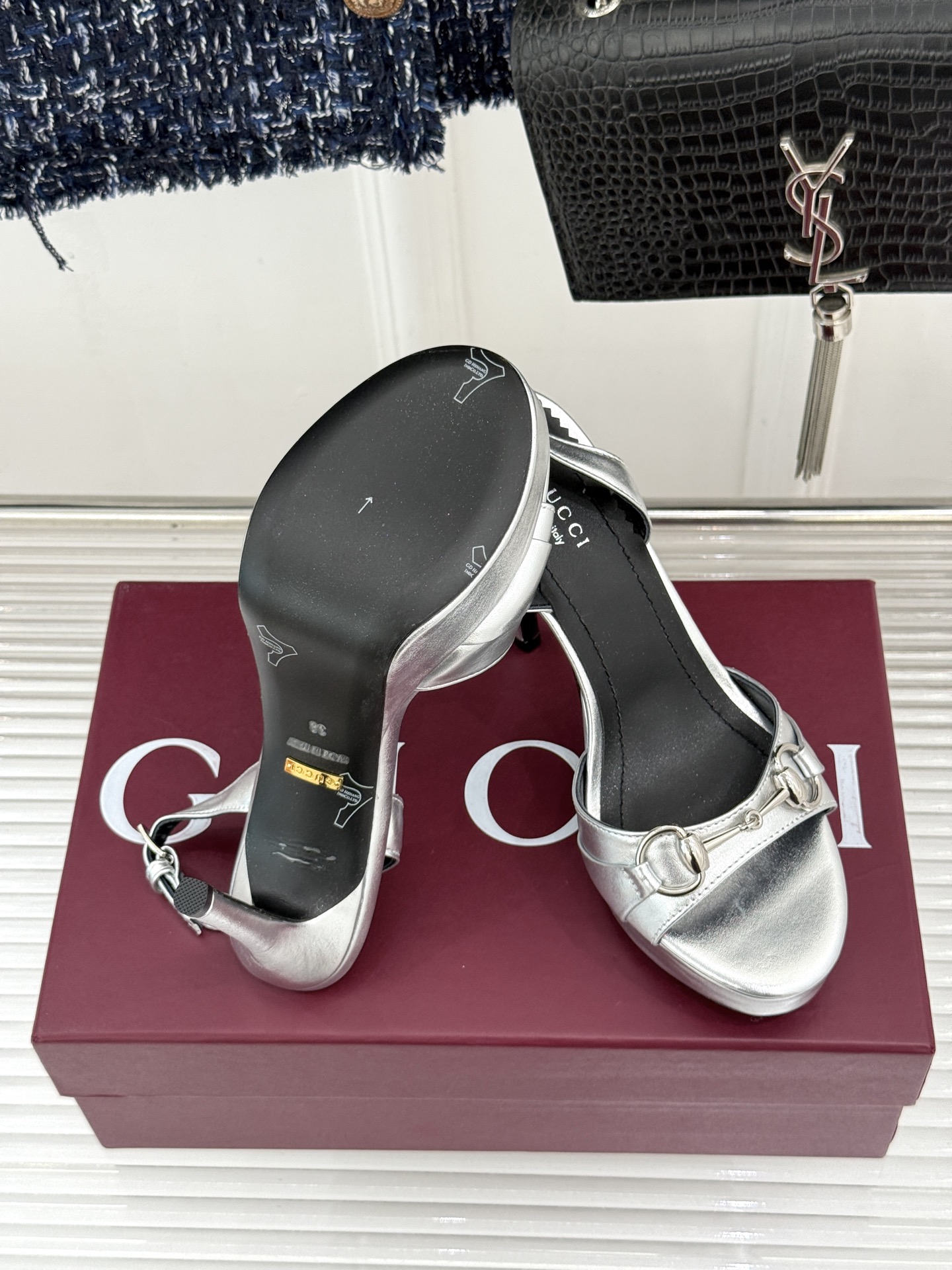Gucci/古驰26WF新品马衔扣 鱼嘴防水台细跟高跟凉鞋 演绎复古奢华与现代气场的融合之作。 标志性金属马衔扣点缀鱼嘴