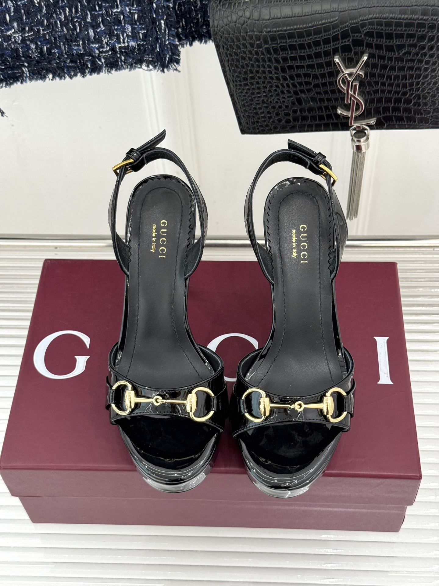 Gucci/古驰26WF新品马衔扣 鱼嘴防水台细跟高跟凉鞋 演绎复古奢华与现代气场的融合之作。 标志性金属马衔扣点缀鱼嘴