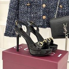 Gucci/古驰26WF新品马衔扣 鱼嘴防水台细跟高跟凉鞋 演绎复古奢华与现代气场的融合之作。 标志性金属马衔扣点缀鱼嘴 Gucci/古驰26WF新品马衔扣 鱼嘴防水台细跟高跟凉鞋 演绎复古奢华与现代气场的融合之作。 标志性金属马衔扣点缀鱼嘴