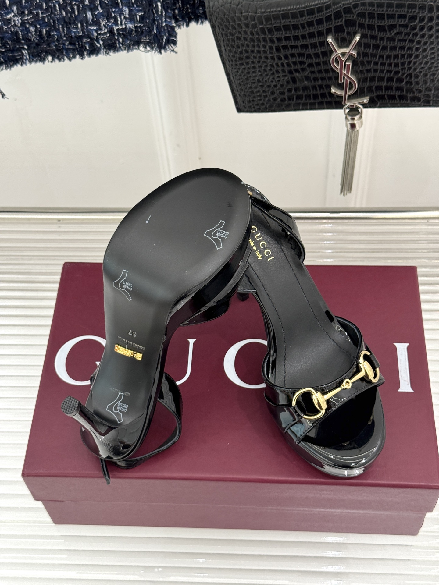 Gucci/古驰26WF新品马衔扣 鱼嘴防水台细跟高跟凉鞋 演绎复古奢华与现代气场的融合之作。 标志性金属马衔扣点缀鱼嘴