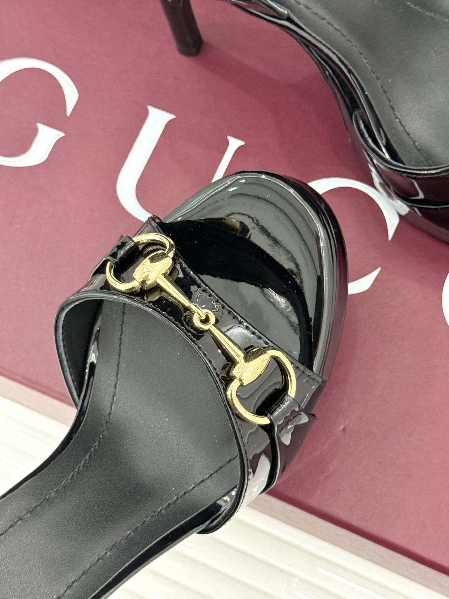 Gucci/古驰26WF新品马衔扣 鱼嘴防水台细跟高跟凉鞋 演绎复古奢华与现代气场的融合之作。 标志性金属马衔扣点缀鱼嘴