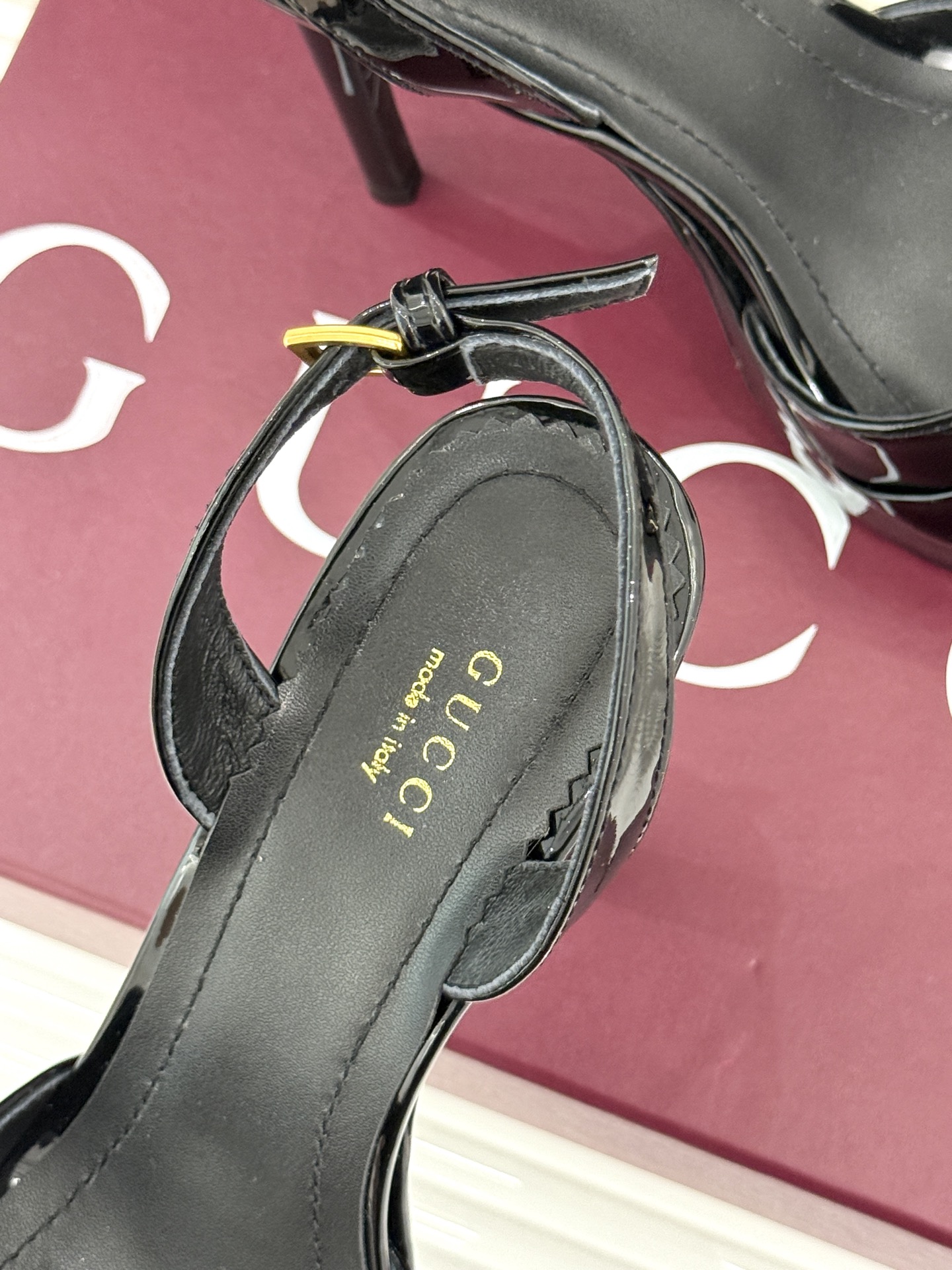 Gucci/古驰26WF新品马衔扣 鱼嘴防水台细跟高跟凉鞋 演绎复古奢华与现代气场的融合之作。 标志性金属马衔扣点缀鱼嘴