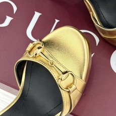 Gucci/古驰26WF新品马衔扣 鱼嘴防水台细跟高跟凉鞋 演绎复古奢华与现代气场的融合之作。 标志性金属马衔扣点缀鱼嘴 Gucci/古驰26WF新品马衔扣 鱼嘴防水台细跟高跟凉鞋 演绎复古奢华与现代气场的融合之作。 标志性金属马衔扣点缀鱼嘴