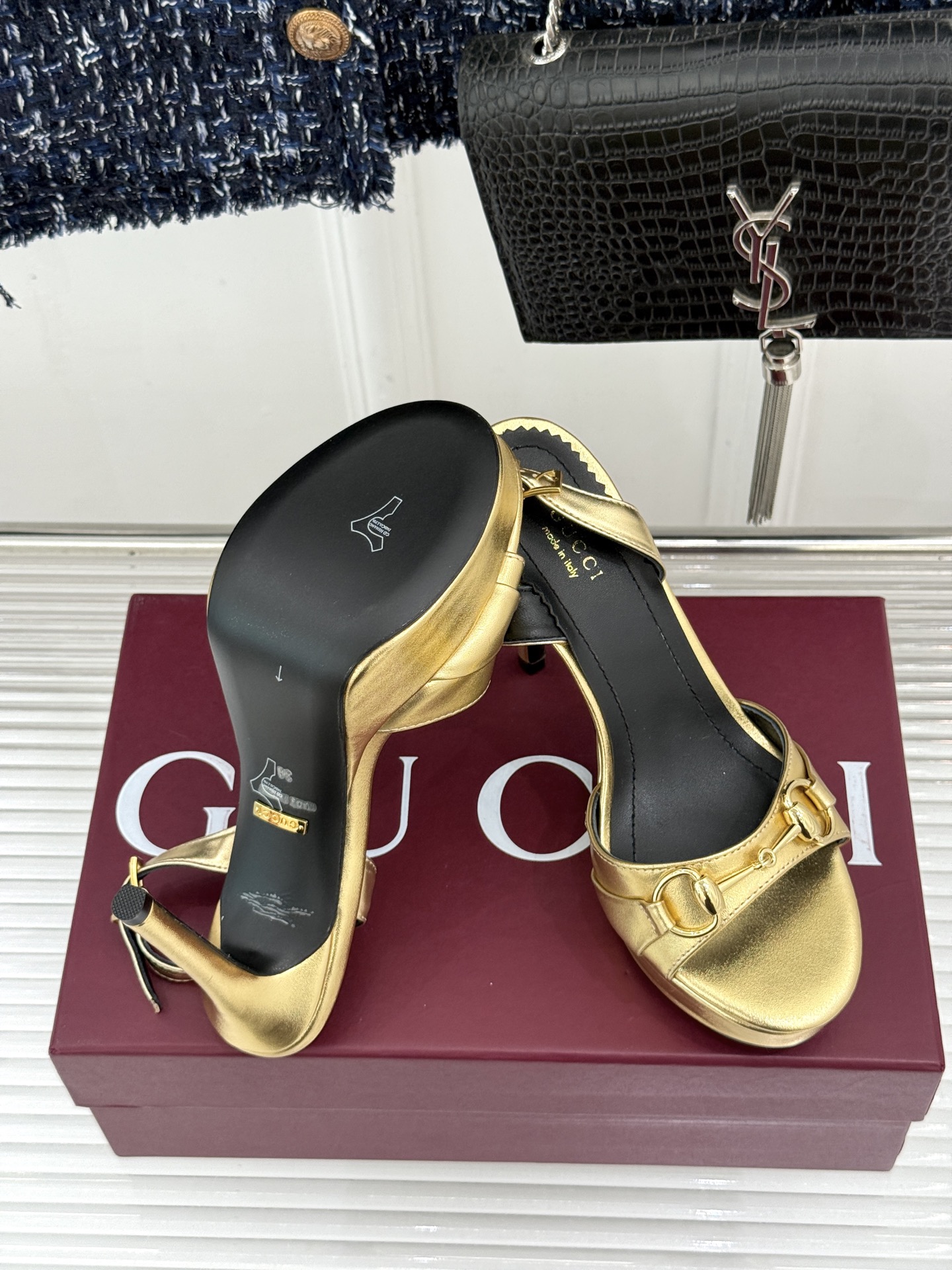 Gucci/古驰26WF新品马衔扣 鱼嘴防水台细跟高跟凉鞋 演绎复古奢华与现代气场的融合之作。 标志性金属马衔扣点缀鱼嘴 Gucci/古驰26WF新品马衔扣 鱼嘴防水台细跟高跟凉鞋 演绎复古奢华与现代气场的融合之作。 标志性金属马衔扣点缀鱼嘴