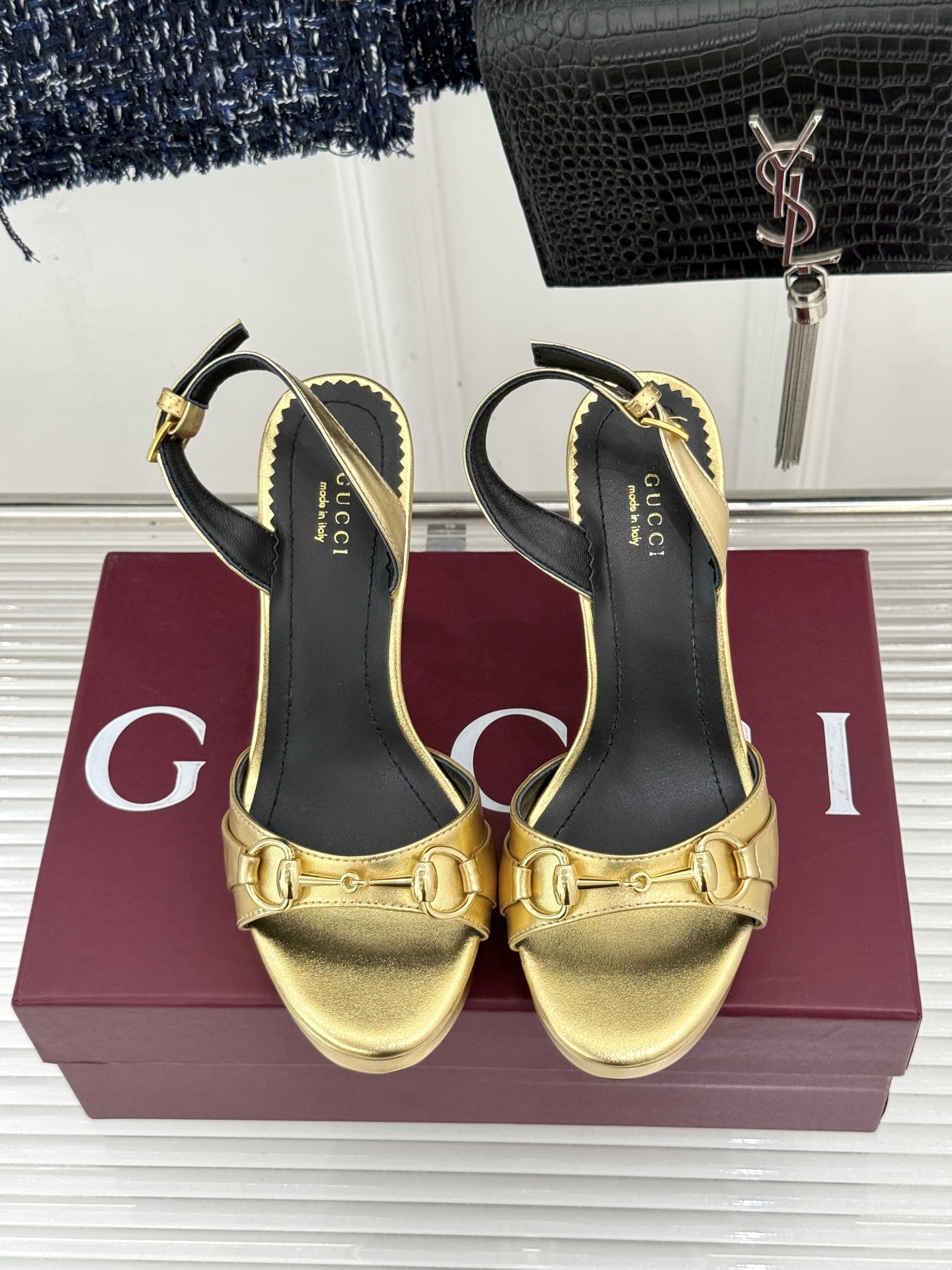 Gucci/古驰26WF新品马衔扣 鱼嘴防水台细跟高跟凉鞋 演绎复古奢华与现代气场的融合之作。 标志性金属马衔扣点缀鱼嘴 Gucci/古驰26WF新品马衔扣 鱼嘴防水台细跟高跟凉鞋 演绎复古奢华与现代气场的融合之作。 标志性金属马衔扣点缀鱼嘴