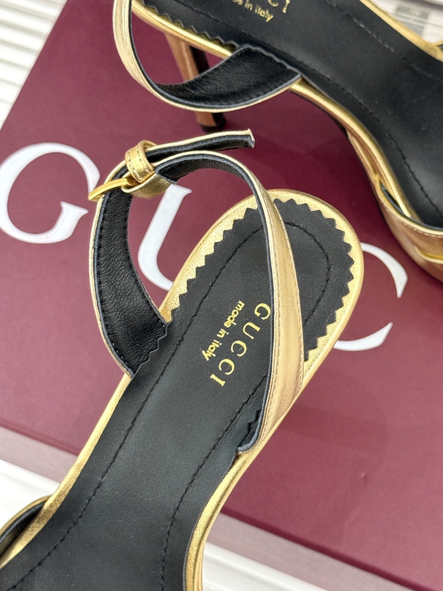Gucci/古驰26WF新品马衔扣 鱼嘴防水台细跟高跟凉鞋 演绎复古奢华与现代气场的融合之作。 标志性金属马衔扣点缀鱼嘴 Gucci/古驰26WF新品马衔扣 鱼嘴防水台细跟高跟凉鞋 演绎复古奢华与现代气场的融合之作。 标志性金属马衔扣点缀鱼嘴