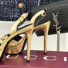 Gucci/古驰26WF新品马衔扣 鱼嘴防水台细跟高跟凉鞋 演绎复古奢华与现代气场的融合之作。 标志性金属马衔扣点缀鱼嘴 Gucci/古驰26WF新品马衔扣 鱼嘴防水台细跟高跟凉鞋 演绎复古奢华与现代气场的融合之作。 标志性金属马衔扣点缀鱼嘴