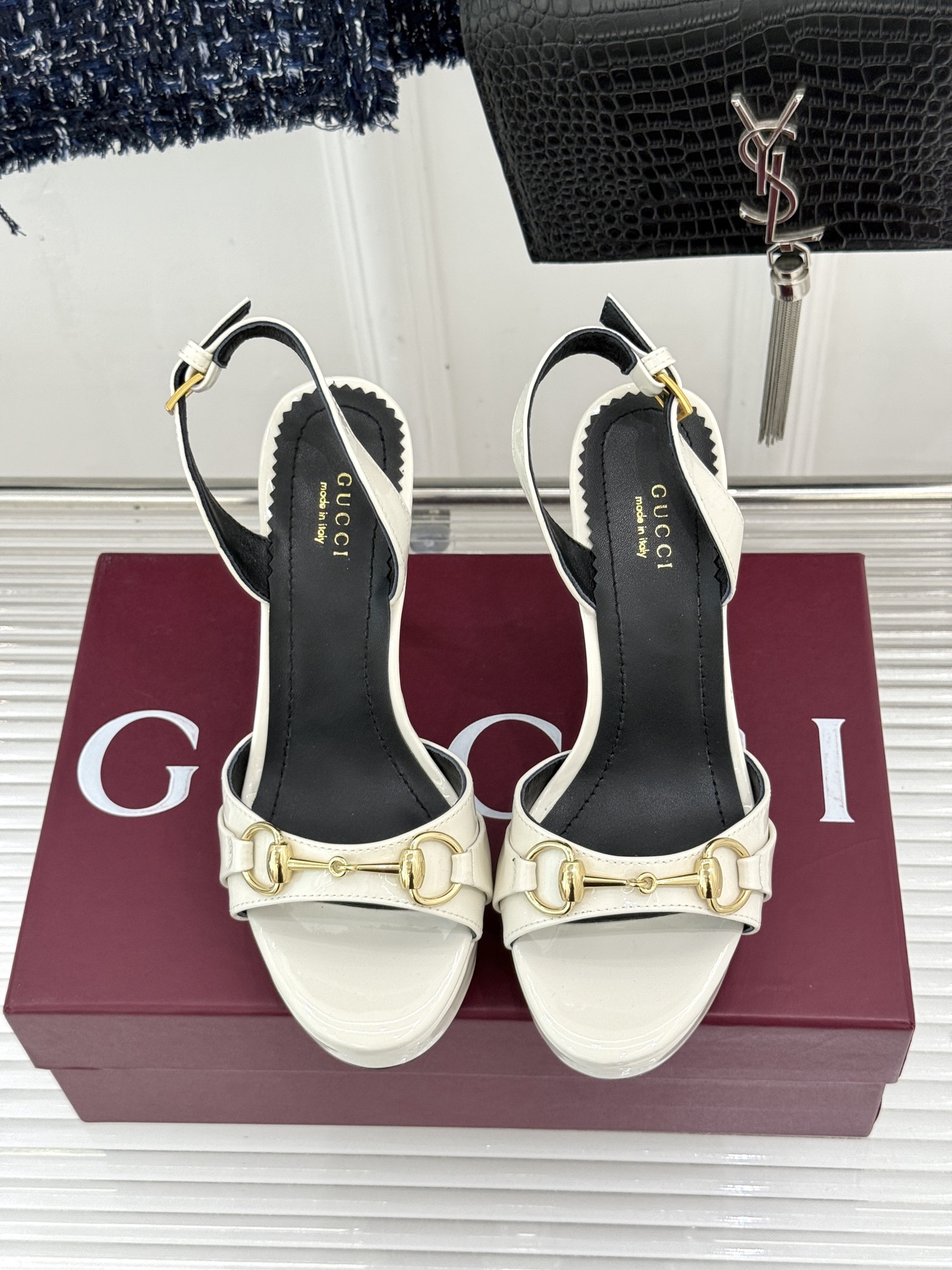Gucci/古驰26WF新品马衔扣 鱼嘴防水台细跟高跟凉鞋 演绎复古奢华与现代气场的融合之作。 标志性金属马衔扣点缀鱼嘴