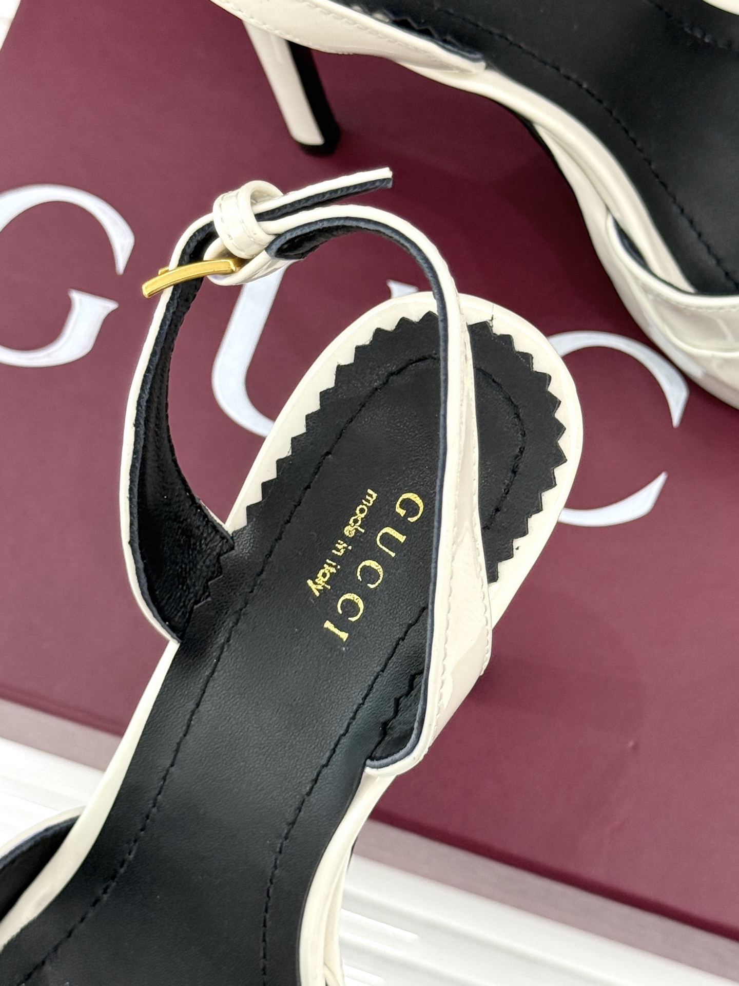 Gucci/古驰26WF新品马衔扣 鱼嘴防水台细跟高跟凉鞋 演绎复古奢华与现代气场的融合之作。 标志性金属马衔扣点缀鱼嘴