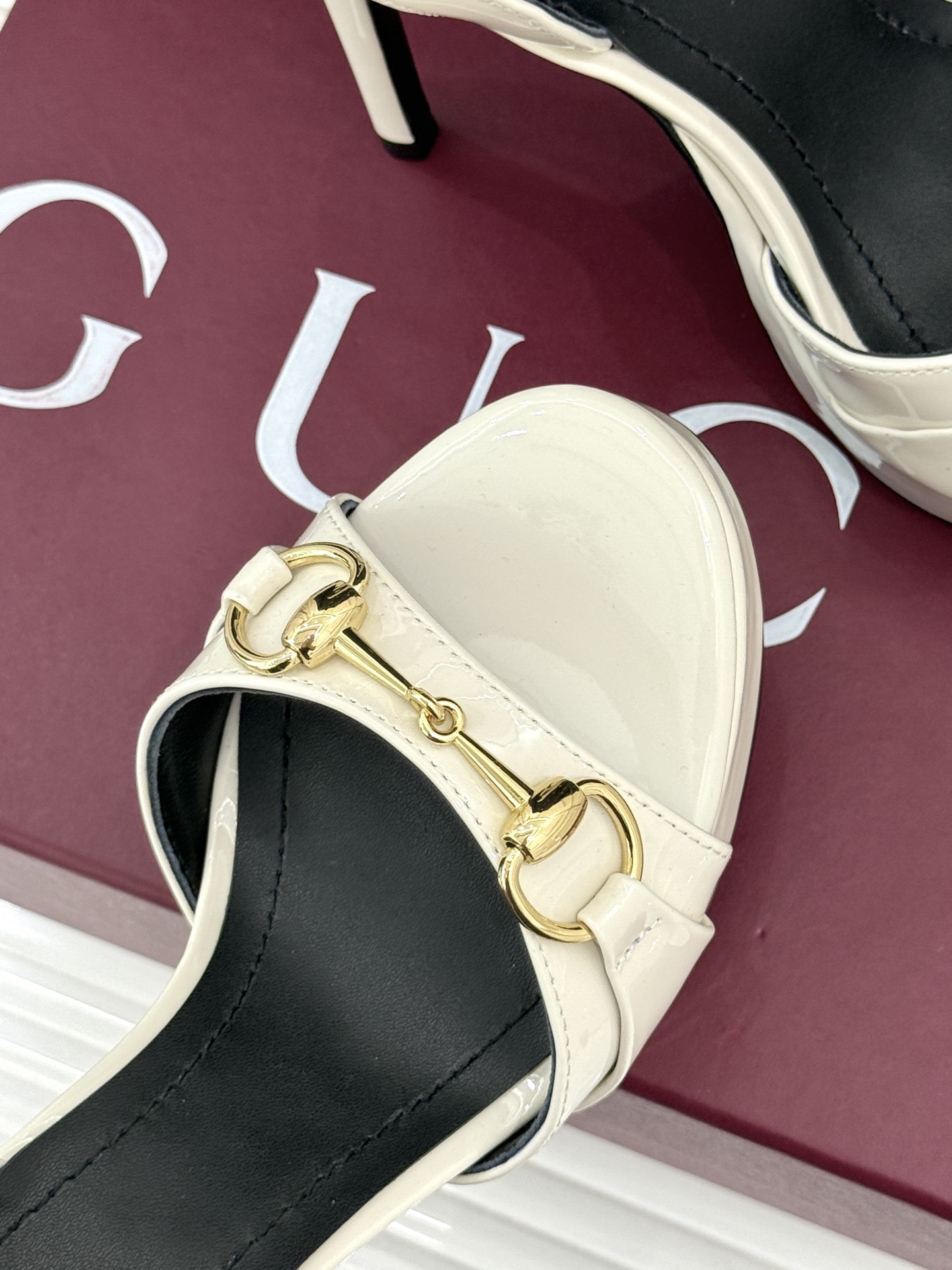 Gucci/古驰26WF新品马衔扣 鱼嘴防水台细跟高跟凉鞋 演绎复古奢华与现代气场的融合之作。 标志性金属马衔扣点缀鱼嘴