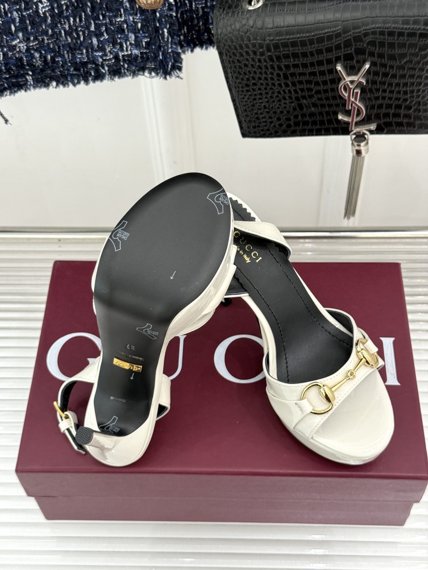 Gucci/古驰26WF新品马衔扣 鱼嘴防水台细跟高跟凉鞋 演绎复古奢华与现代气场的融合之作。 标志性金属马衔扣点缀鱼嘴