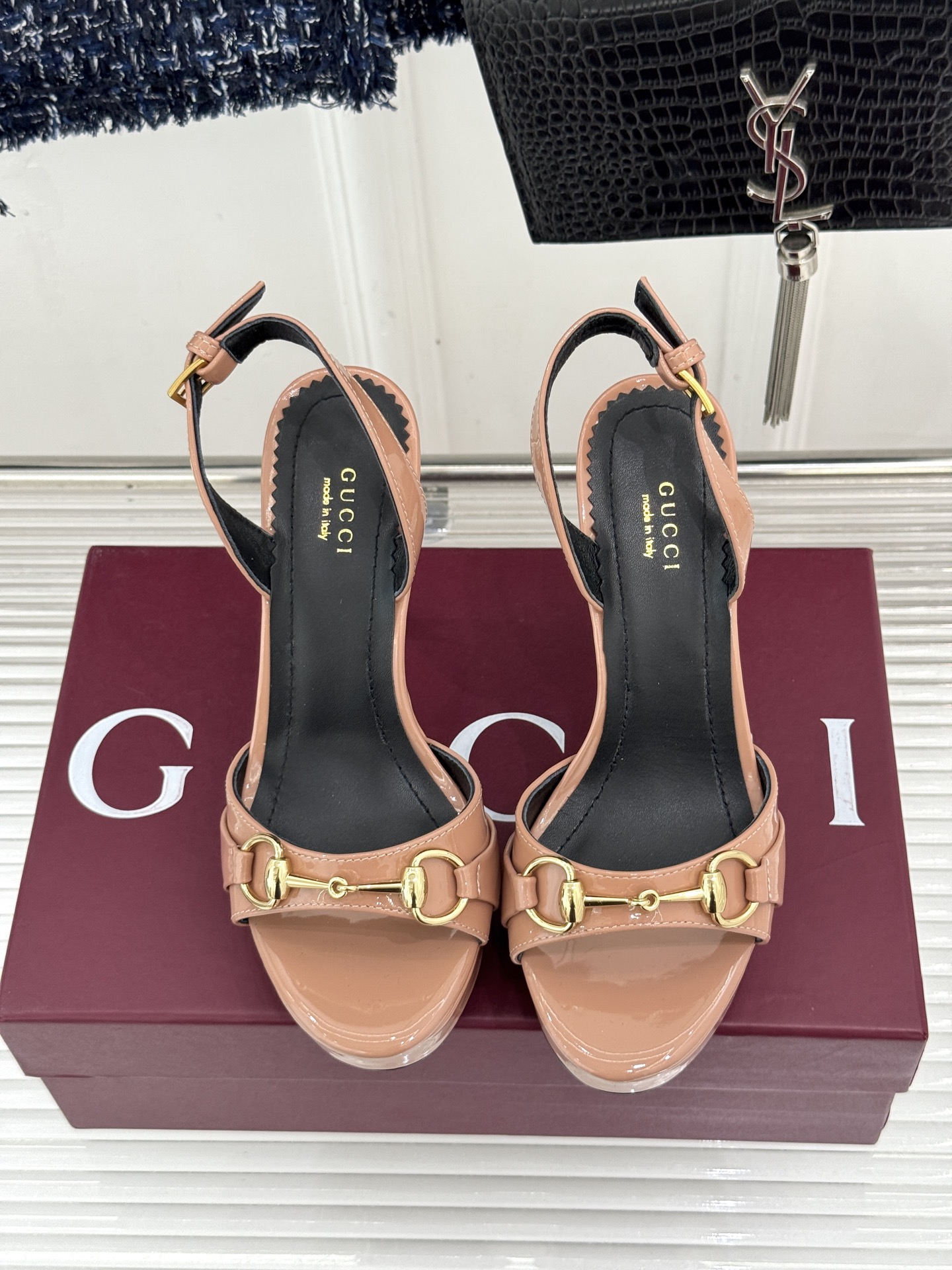 Gucci/古驰26WF新品马衔扣 鱼嘴防水台细跟高跟凉鞋 演绎复古奢华与现代气场的融合之作。 标志性金属马衔扣点缀鱼嘴