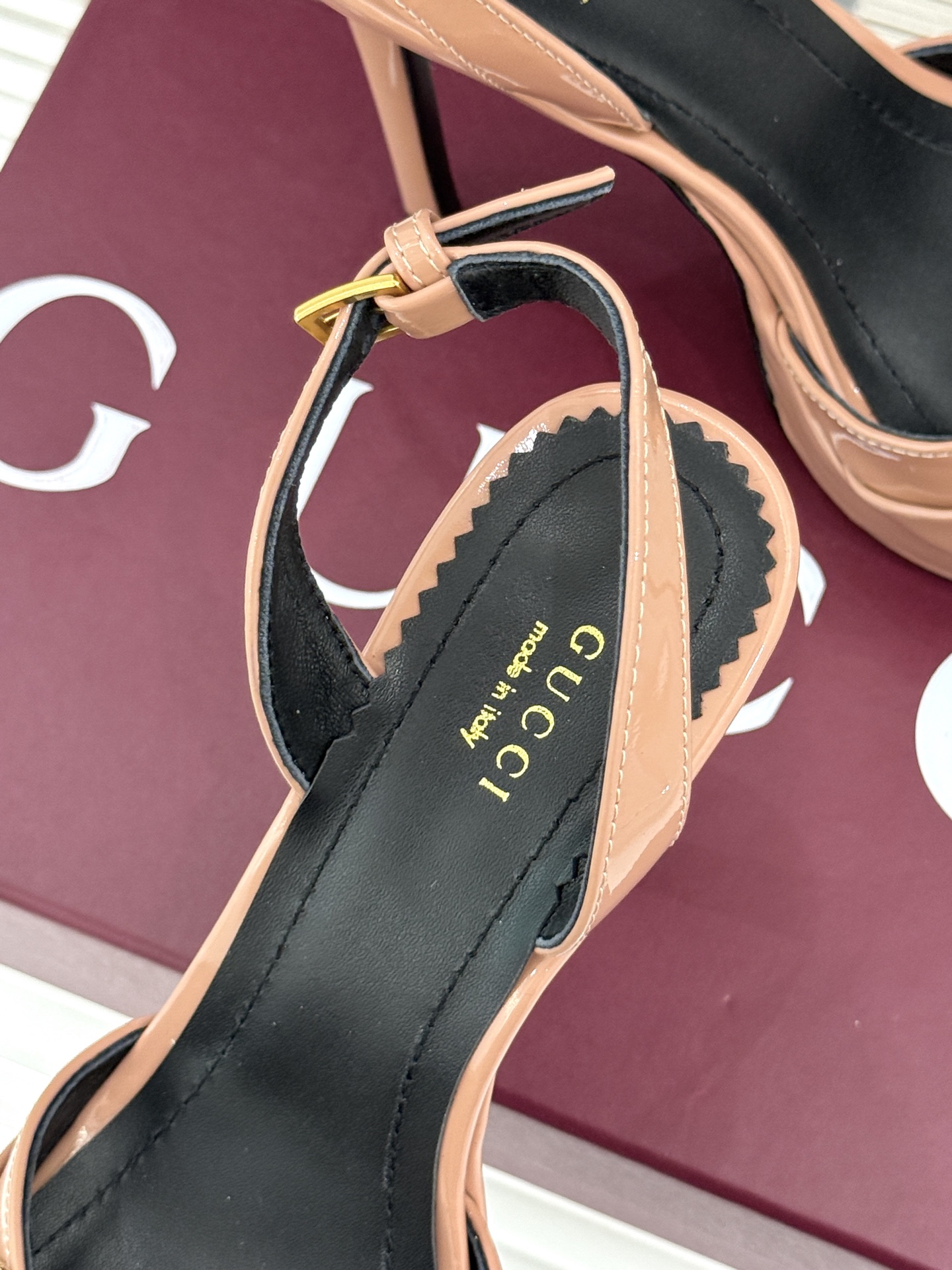 Gucci/古驰26WF新品马衔扣 鱼嘴防水台细跟高跟凉鞋 演绎复古奢华与现代气场的融合之作。 标志性金属马衔扣点缀鱼嘴