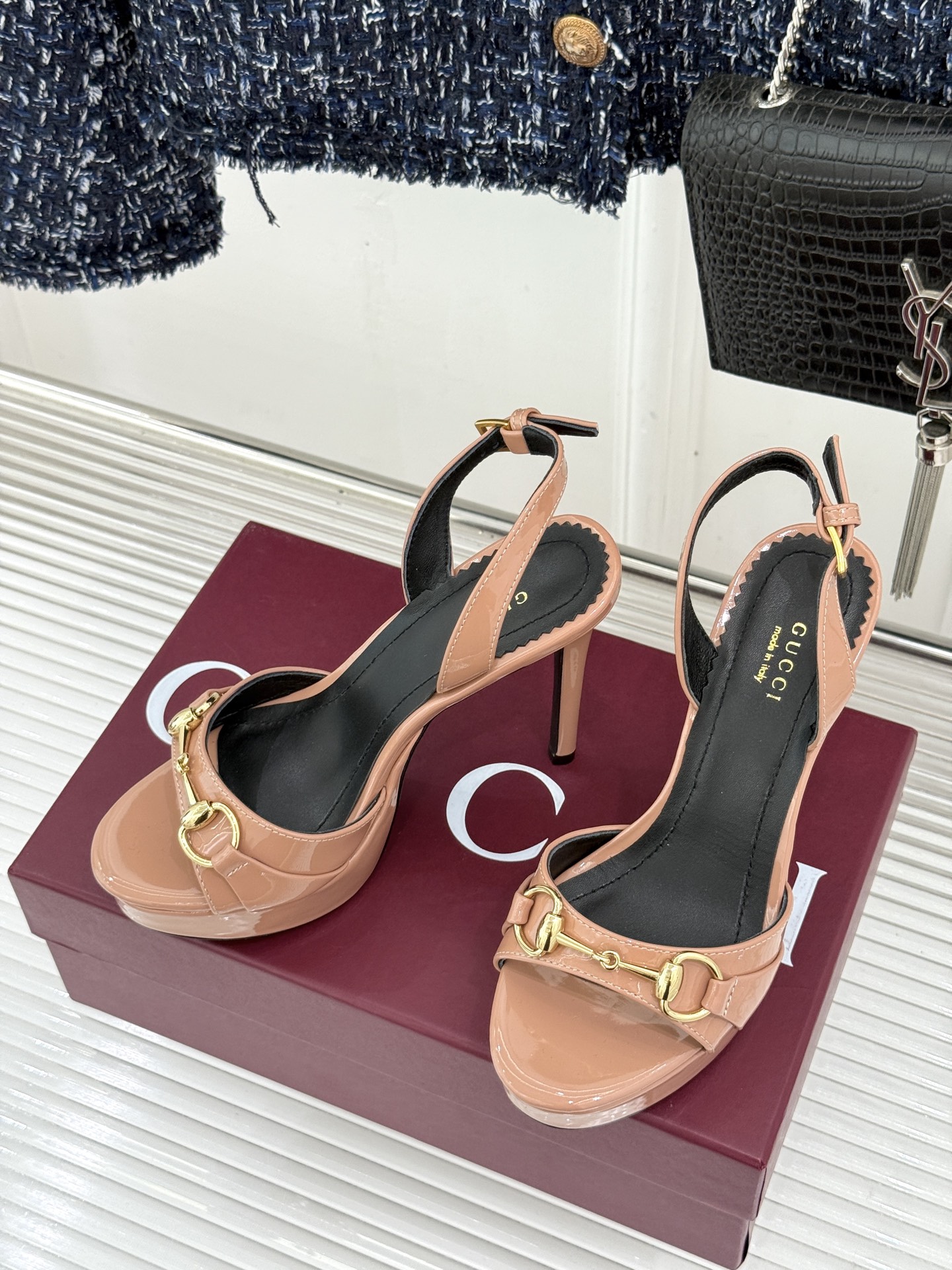 Gucci/古驰26WF新品马衔扣 鱼嘴防水台细跟高跟凉鞋 演绎复古奢华与现代气场的融合之作。 标志性金属马衔扣点缀鱼嘴