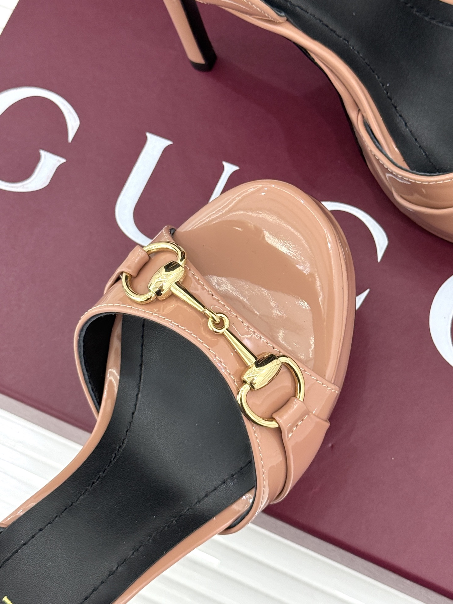Gucci/古驰26WF新品马衔扣 鱼嘴防水台细跟高跟凉鞋 演绎复古奢华与现代气场的融合之作。 标志性金属马衔扣点缀鱼嘴