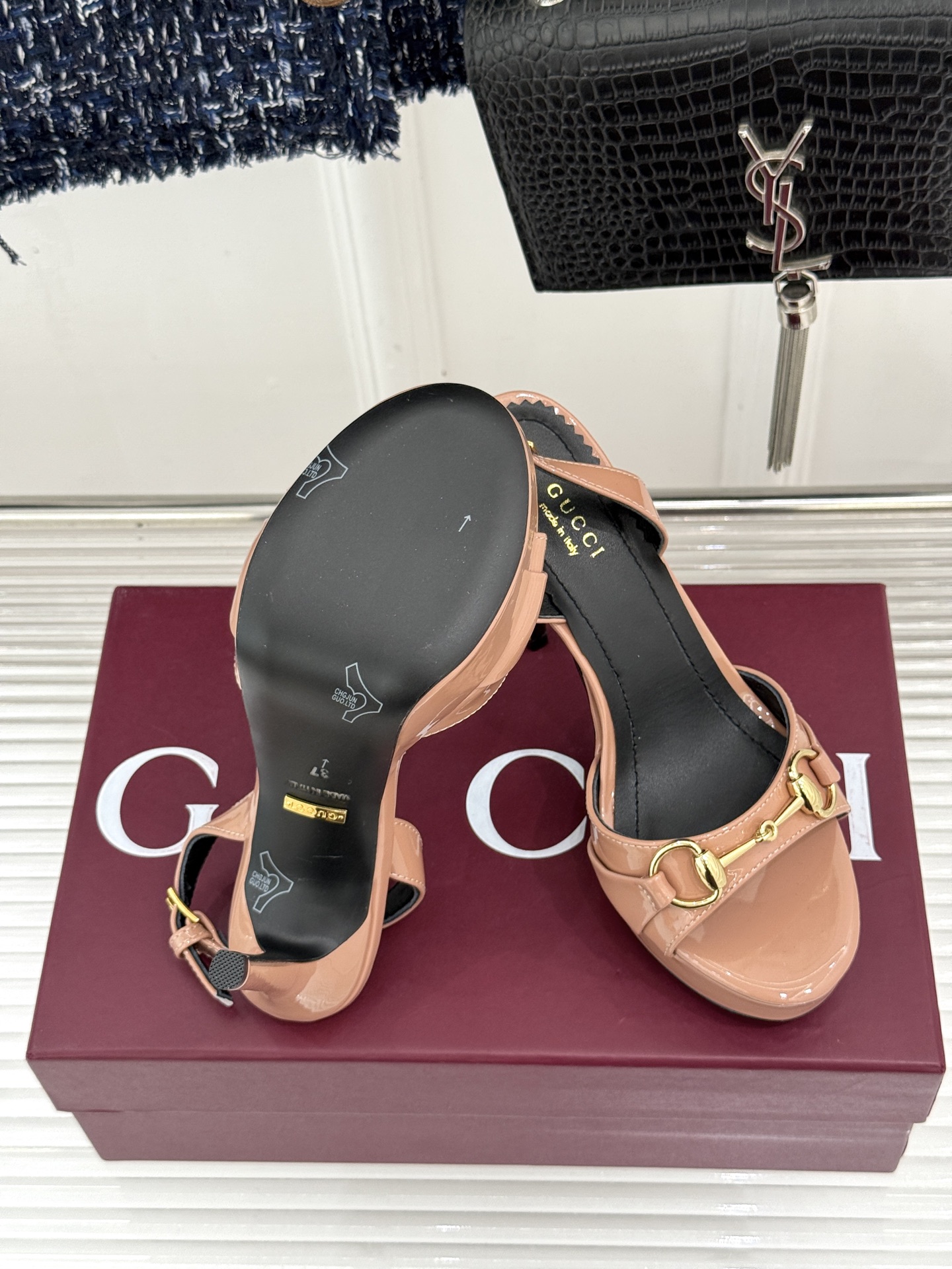 Gucci/古驰26WF新品马衔扣 鱼嘴防水台细跟高跟凉鞋 演绎复古奢华与现代气场的融合之作。 标志性金属马衔扣点缀鱼嘴