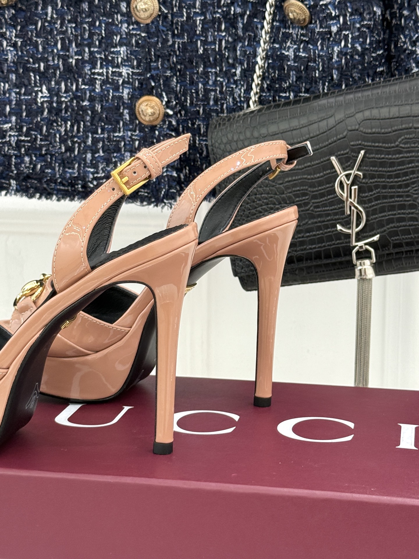 Gucci/古驰26WF新品马衔扣 鱼嘴防水台细跟高跟凉鞋 演绎复古奢华与现代气场的融合之作。 标志性金属马衔扣点缀鱼嘴