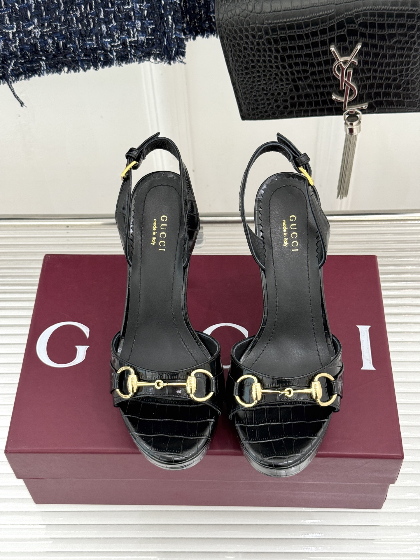 Gucci/古驰26WF新品马衔扣 鱼嘴防水台细跟高跟凉鞋 演绎复古奢华与现代气场的融合之作。 标志性金属马衔扣点缀鱼嘴