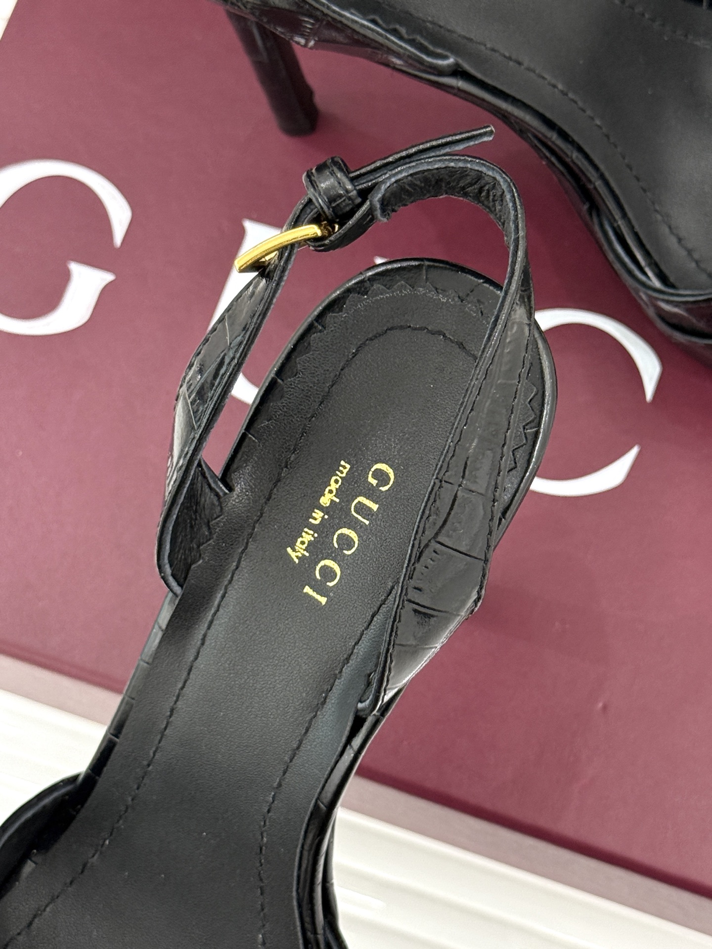 Gucci/古驰26WF新品马衔扣 鱼嘴防水台细跟高跟凉鞋 演绎复古奢华与现代气场的融合之作。 标志性金属马衔扣点缀鱼嘴