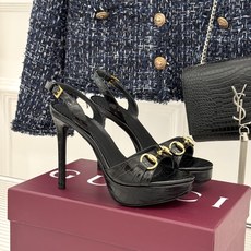 Gucci/古驰26WF新品马衔扣 鱼嘴防水台细跟高跟凉鞋 演绎复古奢华与现代气场的融合之作。 标志性金属马衔扣点缀鱼嘴 Gucci/古驰26WF新品马衔扣 鱼嘴防水台细跟高跟凉鞋 演绎复古奢华与现代气场的融合之作。 标志性金属马衔扣点缀鱼嘴