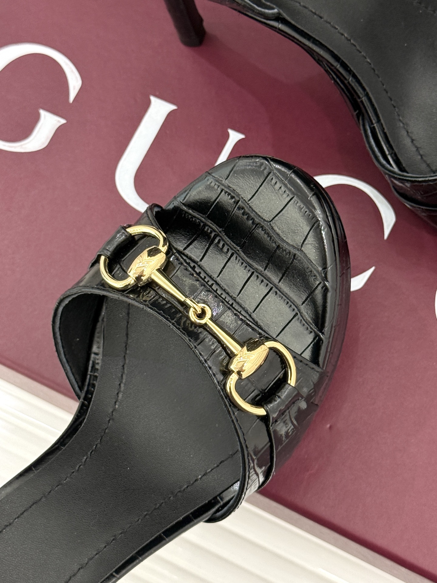 Gucci/古驰26WF新品马衔扣 鱼嘴防水台细跟高跟凉鞋 演绎复古奢华与现代气场的融合之作。 标志性金属马衔扣点缀鱼嘴