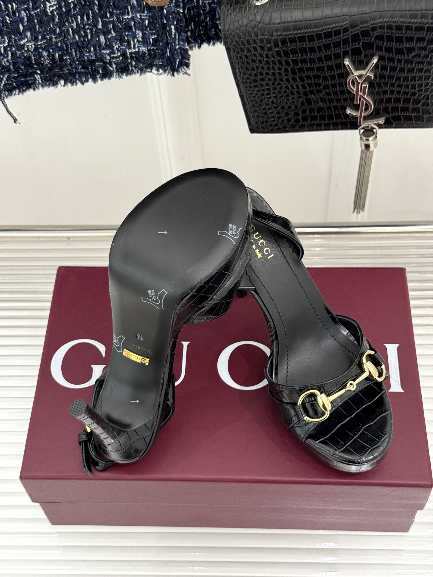 Gucci/古驰26WF新品马衔扣 鱼嘴防水台细跟高跟凉鞋 演绎复古奢华与现代气场的融合之作。 标志性金属马衔扣点缀鱼嘴