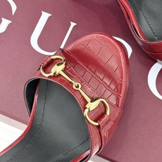 Gucci/古驰26WF新品马衔扣 鱼嘴防水台细跟高跟凉鞋 演绎复古奢华与现代气场的融合之作。 标志性金属马衔扣点缀鱼嘴 Gucci/古驰26WF新品马衔扣 鱼嘴防水台细跟高跟凉鞋 演绎复古奢华与现代气场的融合之作。 标志性金属马衔扣点缀鱼嘴