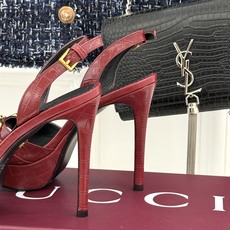 Gucci/古驰26WF新品马衔扣 鱼嘴防水台细跟高跟凉鞋 演绎复古奢华与现代气场的融合之作。 标志性金属马衔扣点缀鱼嘴 Gucci/古驰26WF新品马衔扣 鱼嘴防水台细跟高跟凉鞋 演绎复古奢华与现代气场的融合之作。 标志性金属马衔扣点缀鱼嘴