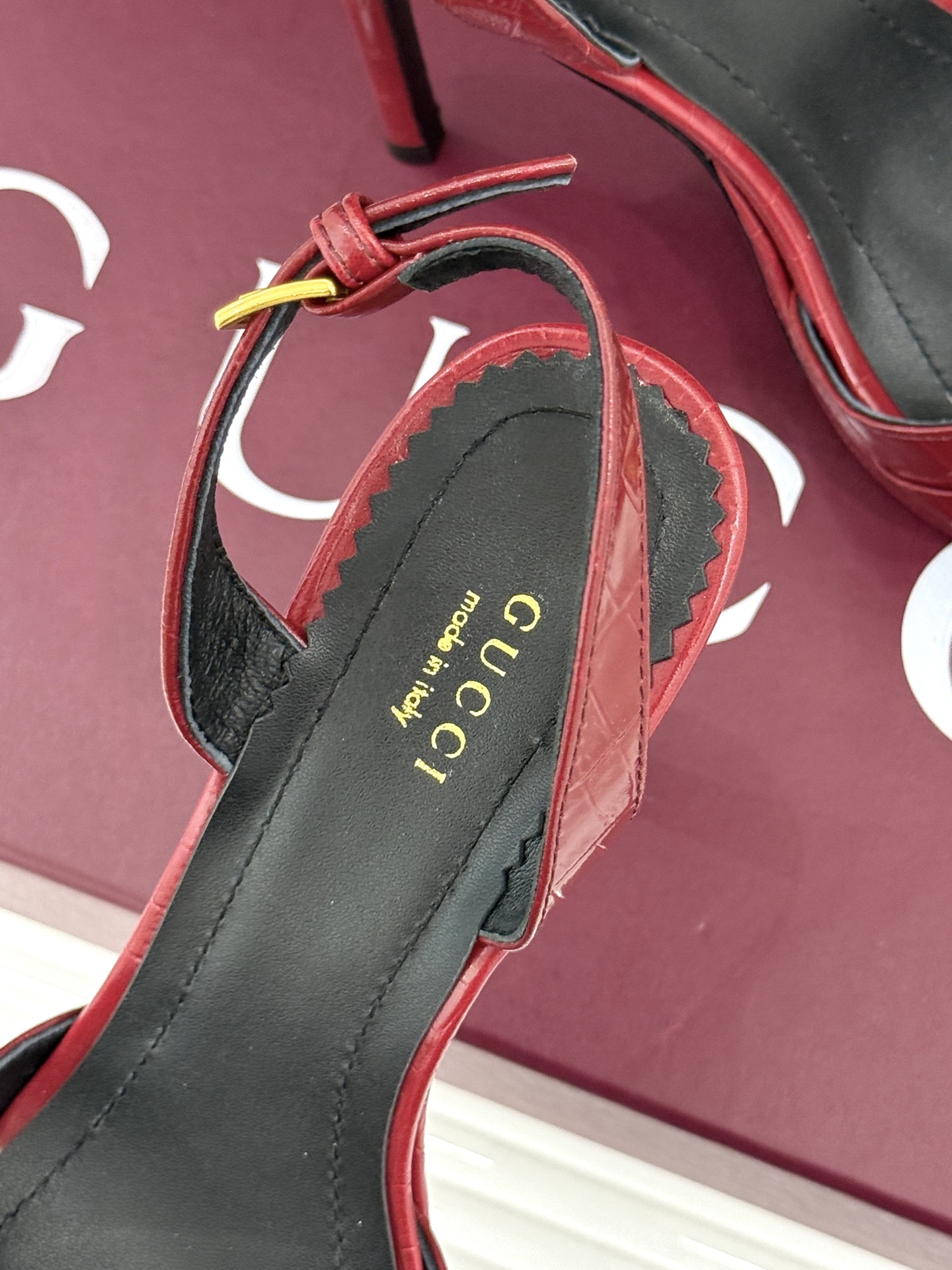 Gucci/古驰26WF新品马衔扣 鱼嘴防水台细跟高跟凉鞋 演绎复古奢华与现代气场的融合之作。 标志性金属马衔扣点缀鱼嘴 Gucci/古驰26WF新品马衔扣 鱼嘴防水台细跟高跟凉鞋 演绎复古奢华与现代气场的融合之作。 标志性金属马衔扣点缀鱼嘴