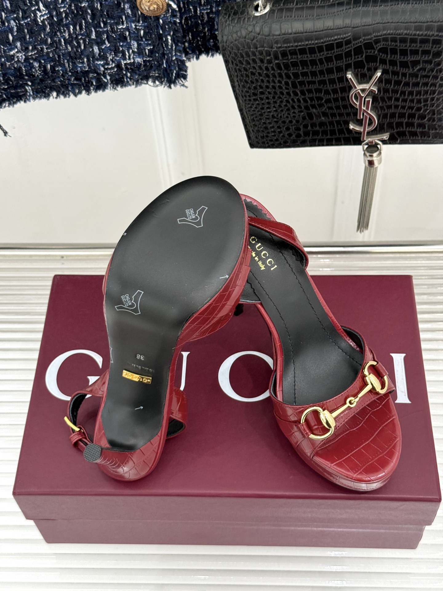 Gucci/古驰26WF新品马衔扣 鱼嘴防水台细跟高跟凉鞋 演绎复古奢华与现代气场的融合之作。 标志性金属马衔扣点缀鱼嘴 Gucci/古驰26WF新品马衔扣 鱼嘴防水台细跟高跟凉鞋 演绎复古奢华与现代气场的融合之作。 标志性金属马衔扣点缀鱼嘴