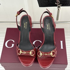 Gucci/古驰26WF新品马衔扣 鱼嘴防水台细跟高跟凉鞋 演绎复古奢华与现代气场的融合之作。 标志性金属马衔扣点缀鱼嘴 Gucci/古驰26WF新品马衔扣 鱼嘴防水台细跟高跟凉鞋 演绎复古奢华与现代气场的融合之作。 标志性金属马衔扣点缀鱼嘴